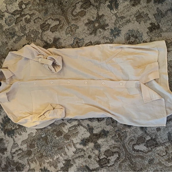 Monrow Linen-Blend Shirtdress in Cream - Picture 3 of 4